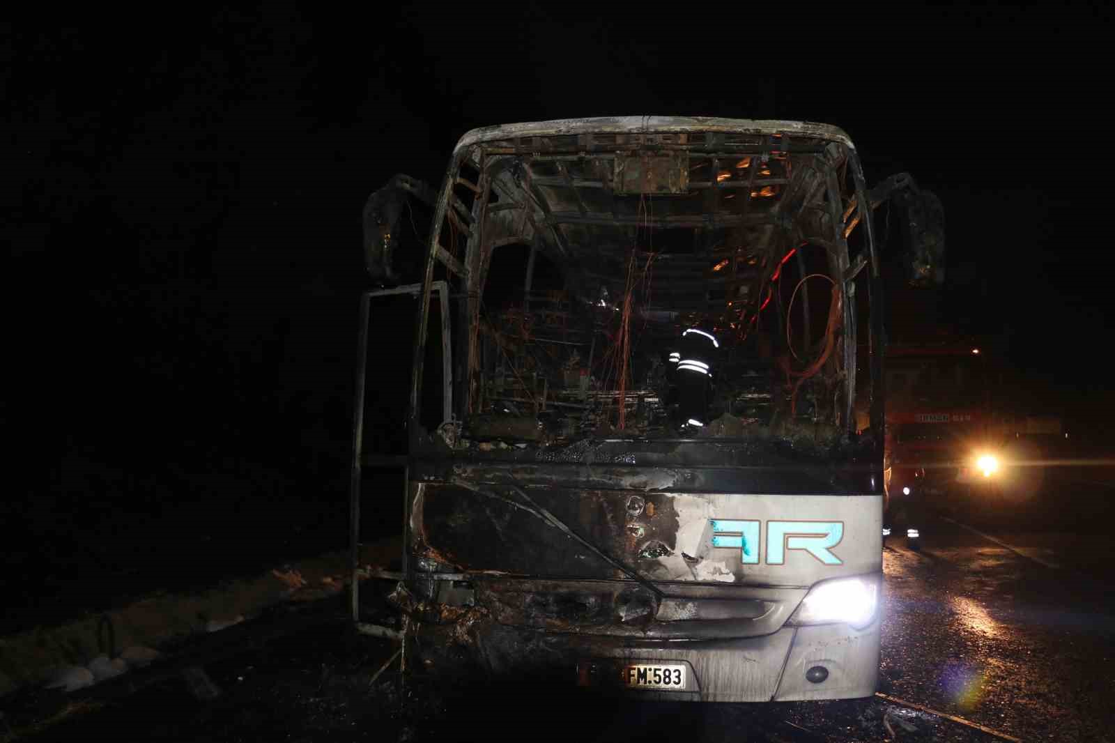 Adana’da seyir halindeki yolcu otobüsü alev topuna döndü