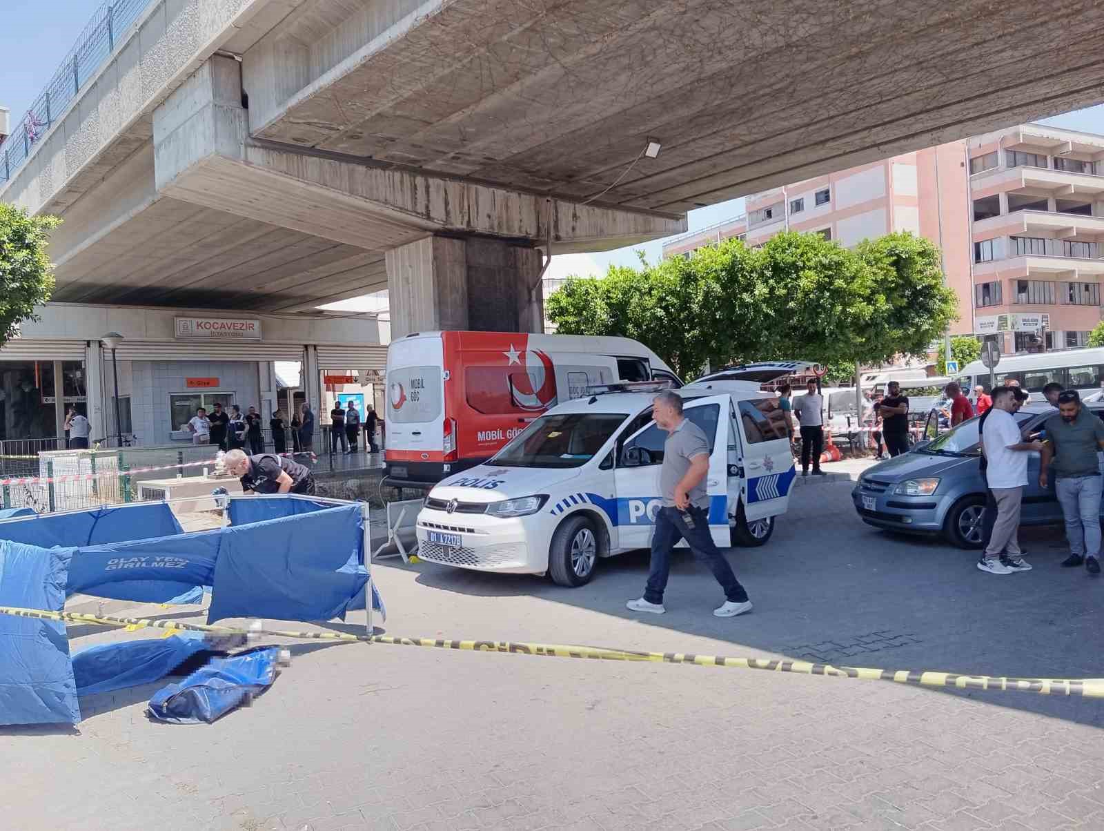 Adana’nın Seyhan ilçesinde motosikletli kişiler tarafından trafik ışıklarında bir otomobile silahlı saldırı düzenlendi. Saldırıda 1 kadın öldü, 2 kişi de yaralandı.