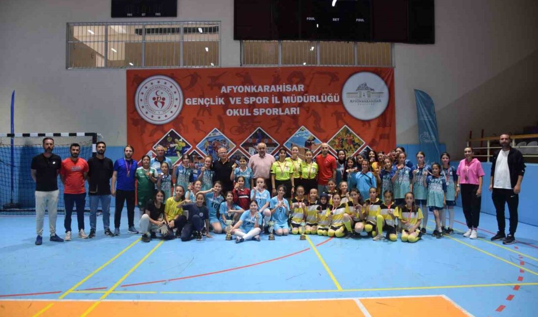 AFYONKARAHİSAR’DA KÜÇÜK KIZLAR FUTSAL