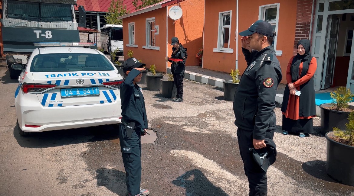 Ağrı’da, kalp nakli bekleyen minik Muhammed’in polis olma hayali gerçek oldu