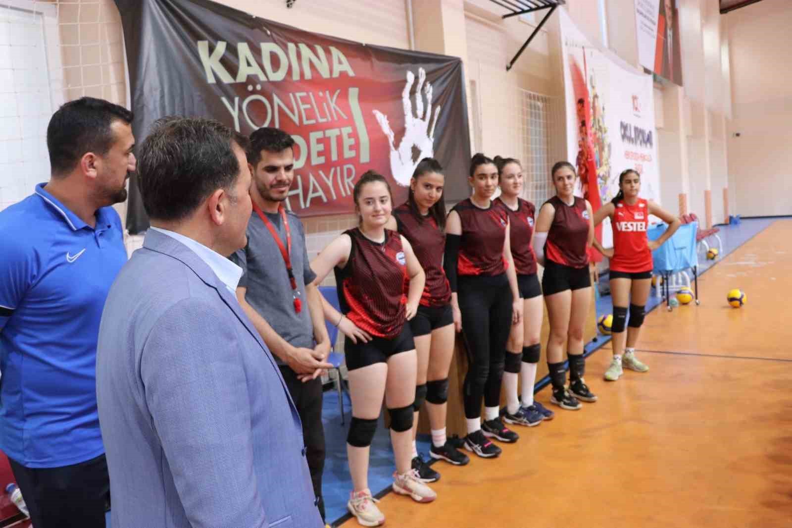 Ali İhsan Kabakcı voleybolculara forma hediye etti