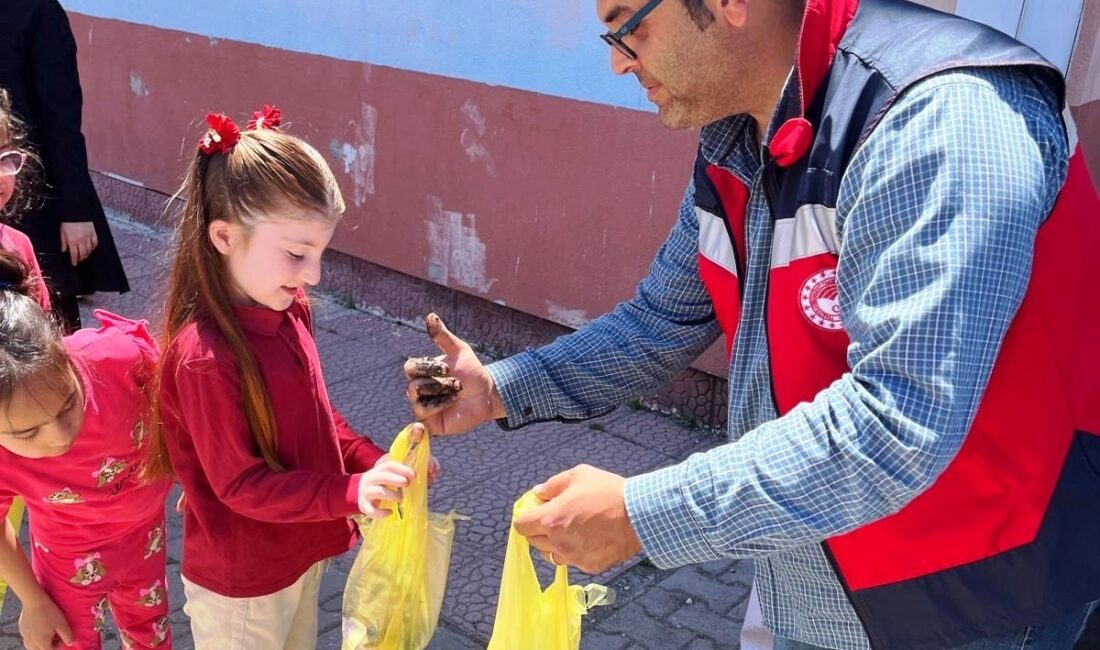 ALTINTAŞ’TA İLKOKUL ÖĞRENCİLERİNE 300