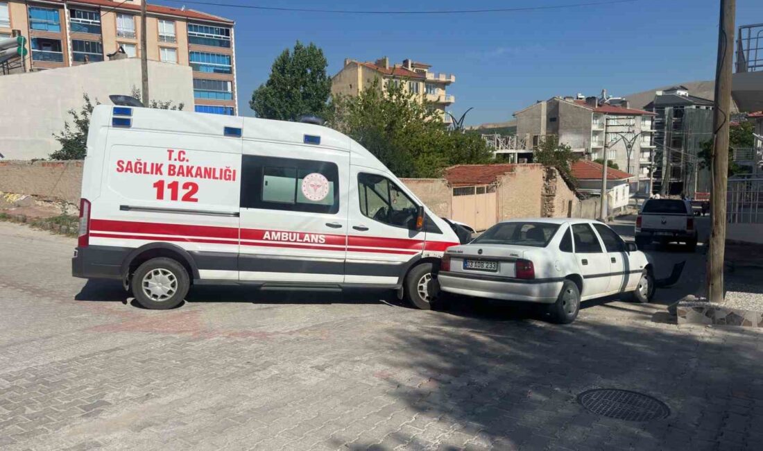 AFYONKARAHİSAR’DA AMBULANS İLE OTOMOBİLİN