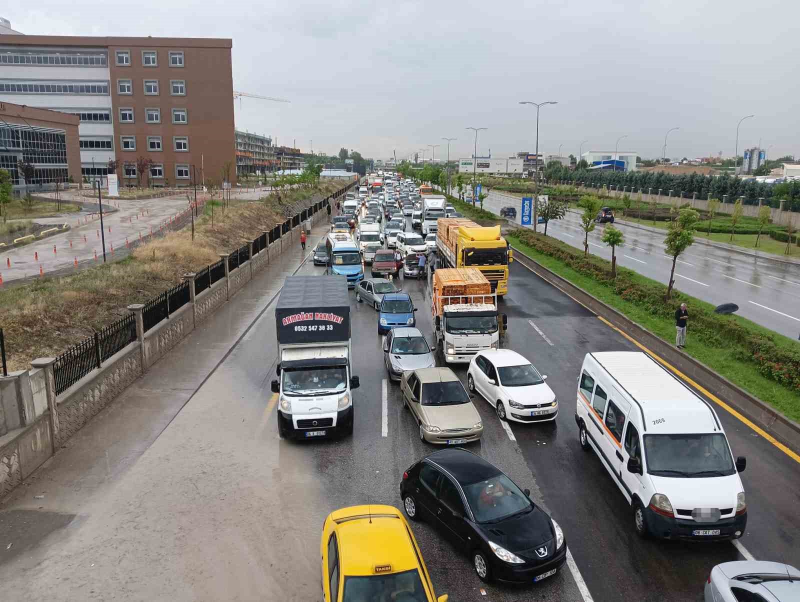 ANKARA'DA BUGÜN ÖĞLEDEN SONRA BAŞLAYAN ŞİDDETLİ YAĞIŞ, KENTİN BİRÇOK BÖLGESİNDE