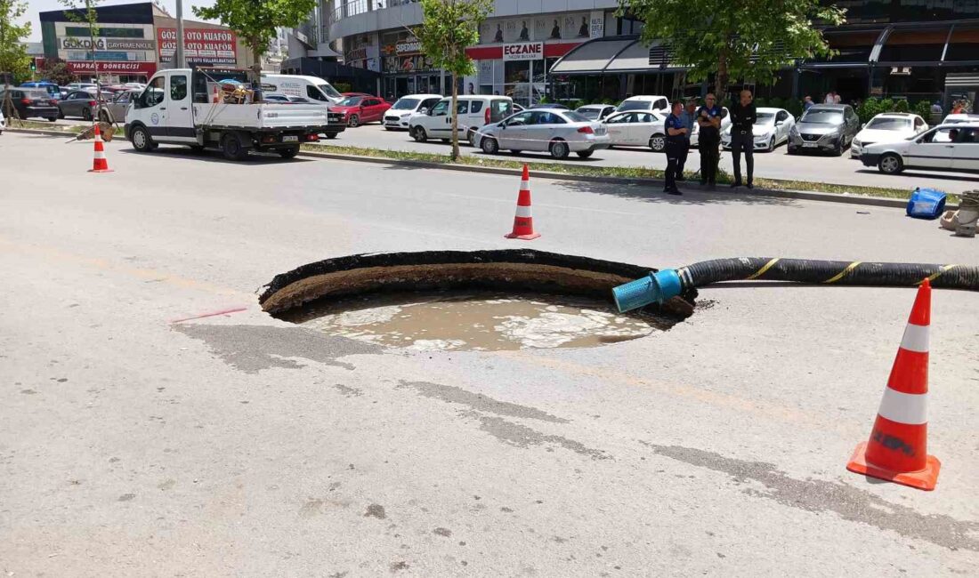 ANKARA'DA BİR CADDEDE MEYDANA GELEN GÖÇÜK SEBEBİYLE 10 METRELİK ÇUKUR