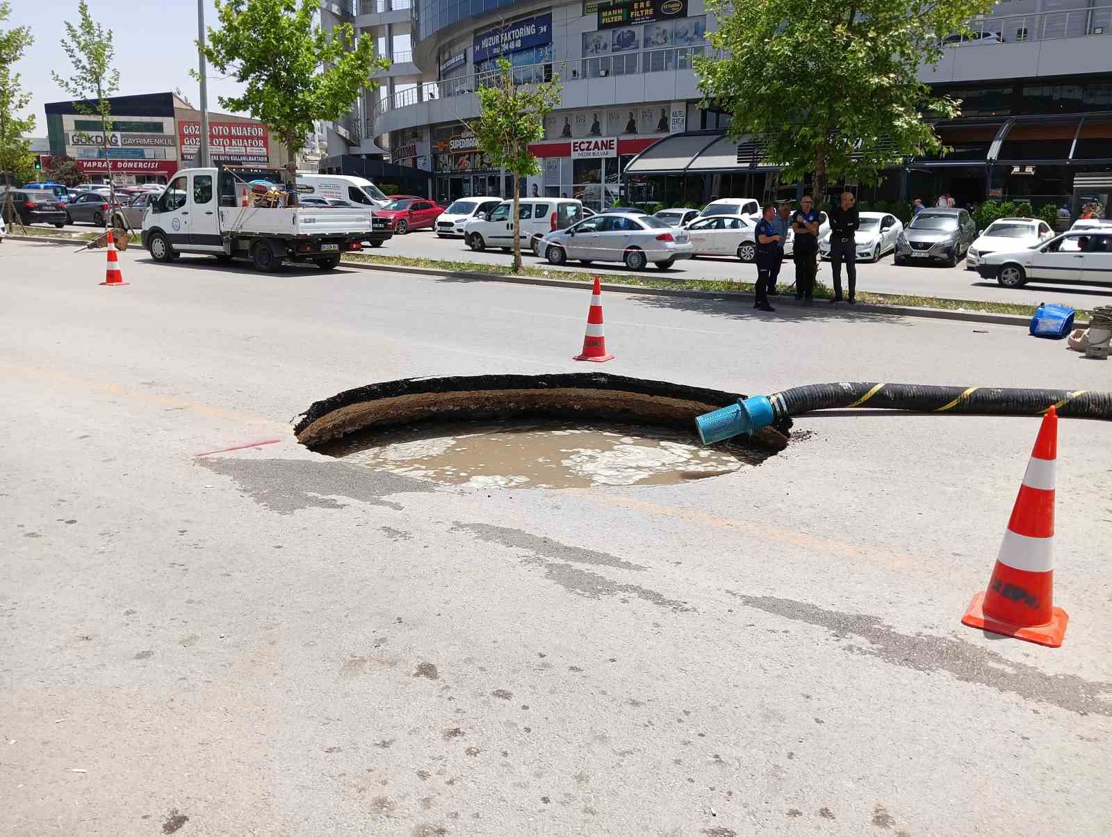 ANKARA'DA BİR CADDEDE MEYDANA GELEN GÖÇÜK SEBEBİYLE 10 METRELİK ÇUKUR