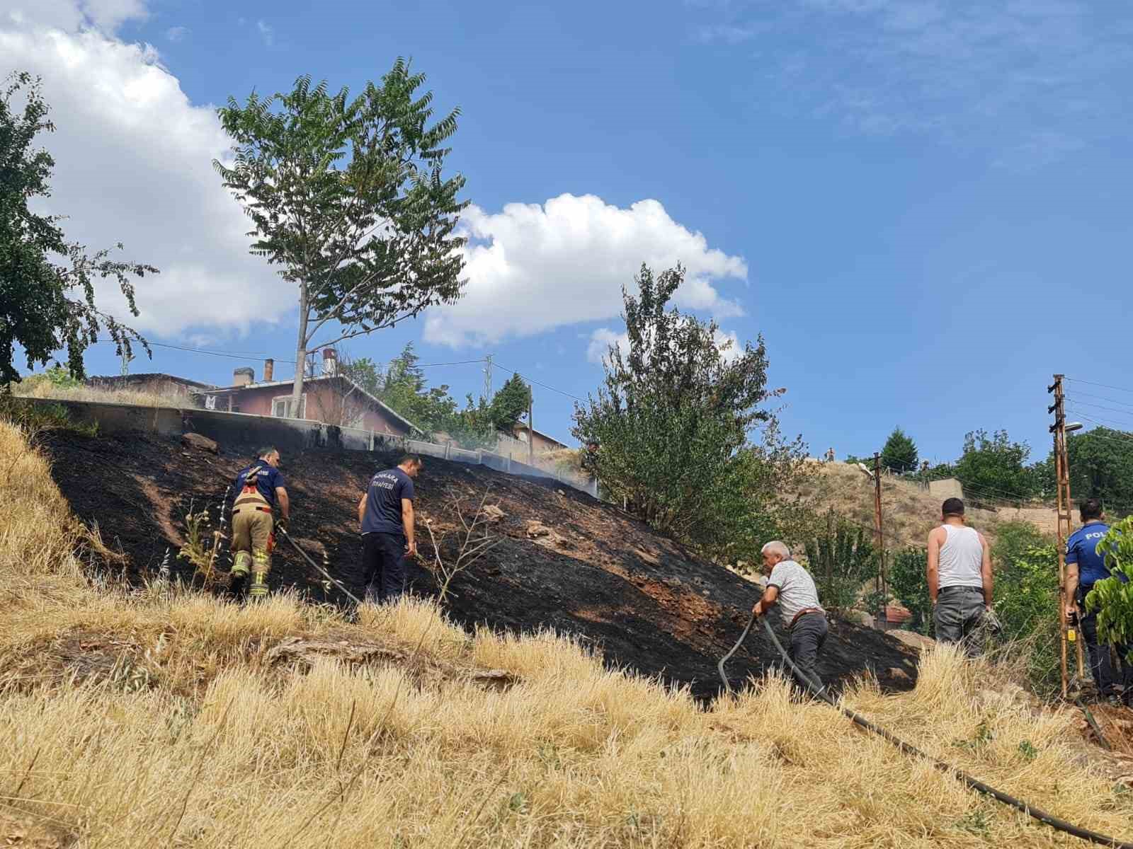 ANKARA'NIN NALLIHAN İLÇESİNDE OTLUK ALANDA HENÜZ NEDENİ BELİRLENEMEYEN BİR SEBEPTEN