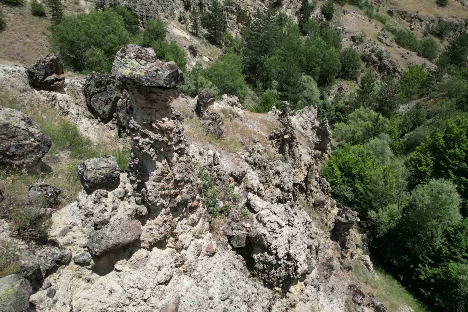 ANKARA’NIN KIZILCAHAMAM İLÇESİNDE PERİ BACALARINA BENZER KAYALAR YÖRE HALKI TARAFINDAN