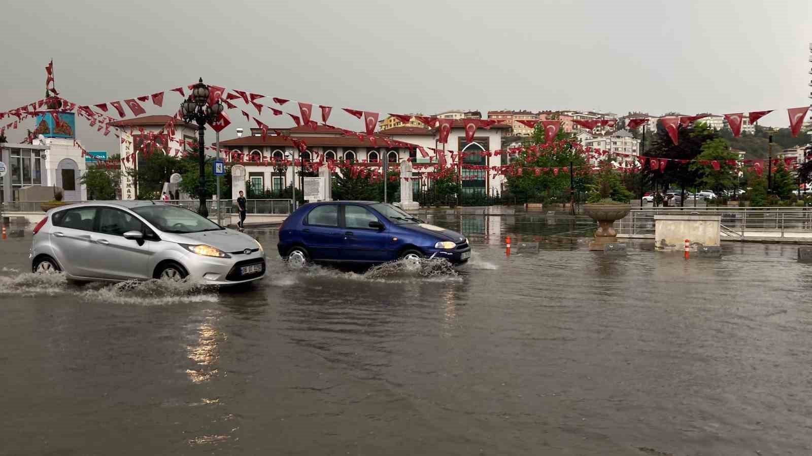 ANKARA’DA AKŞAM SAATLERİNDE BAŞLAYAN SAĞANAK NEDENİYLE BİRÇOK CADDE VE YOL