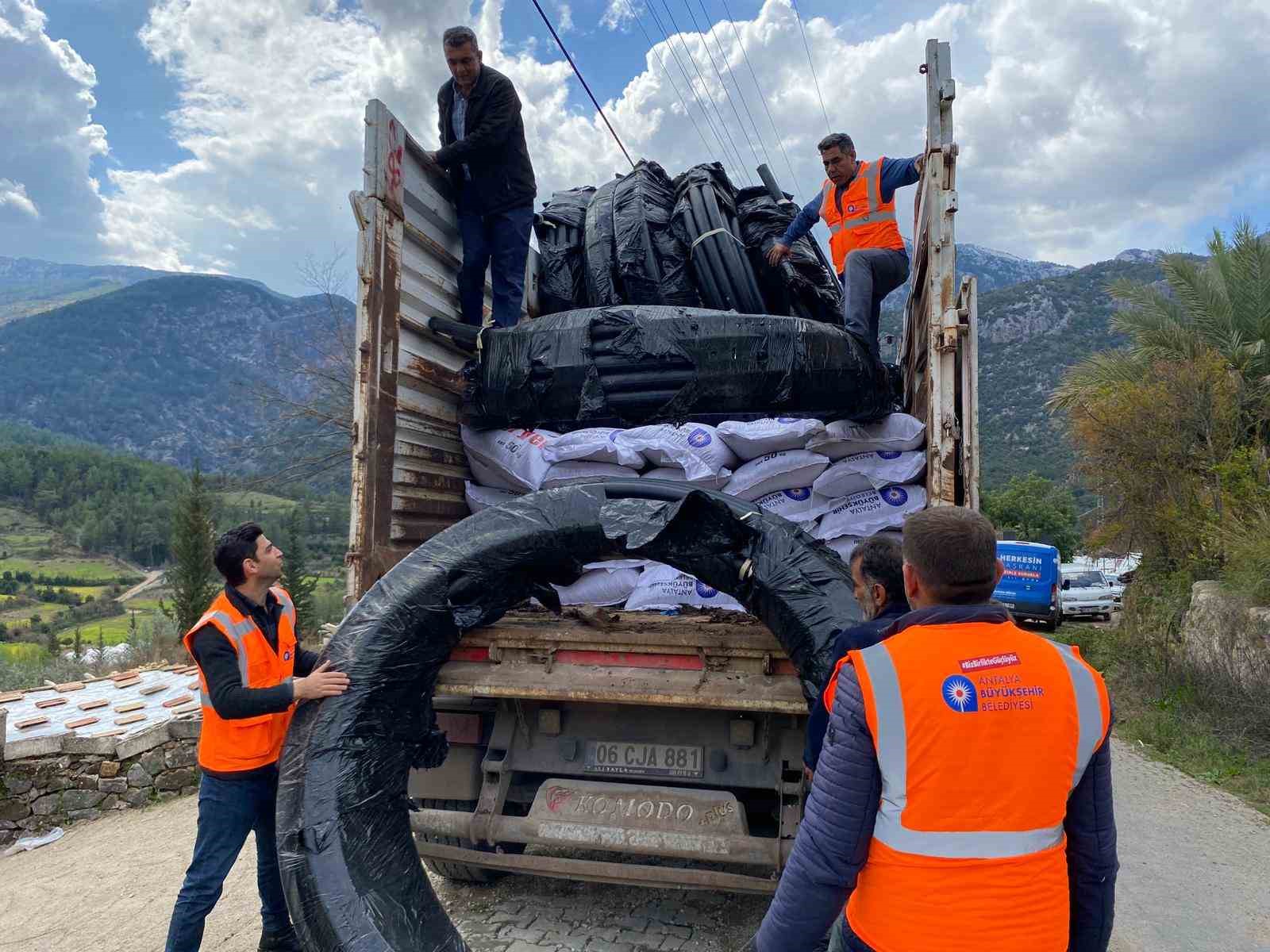 Antalya Büyükşehir’den Aksekili üreticilere sulama borusu desteği