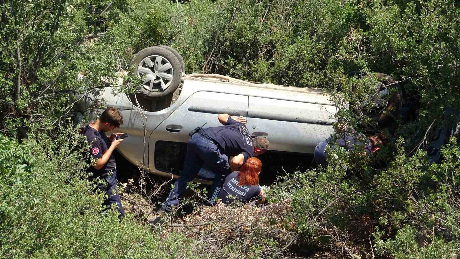 Antalya’da araç 15 metrelik şarampole devrildi: 2 yaralı