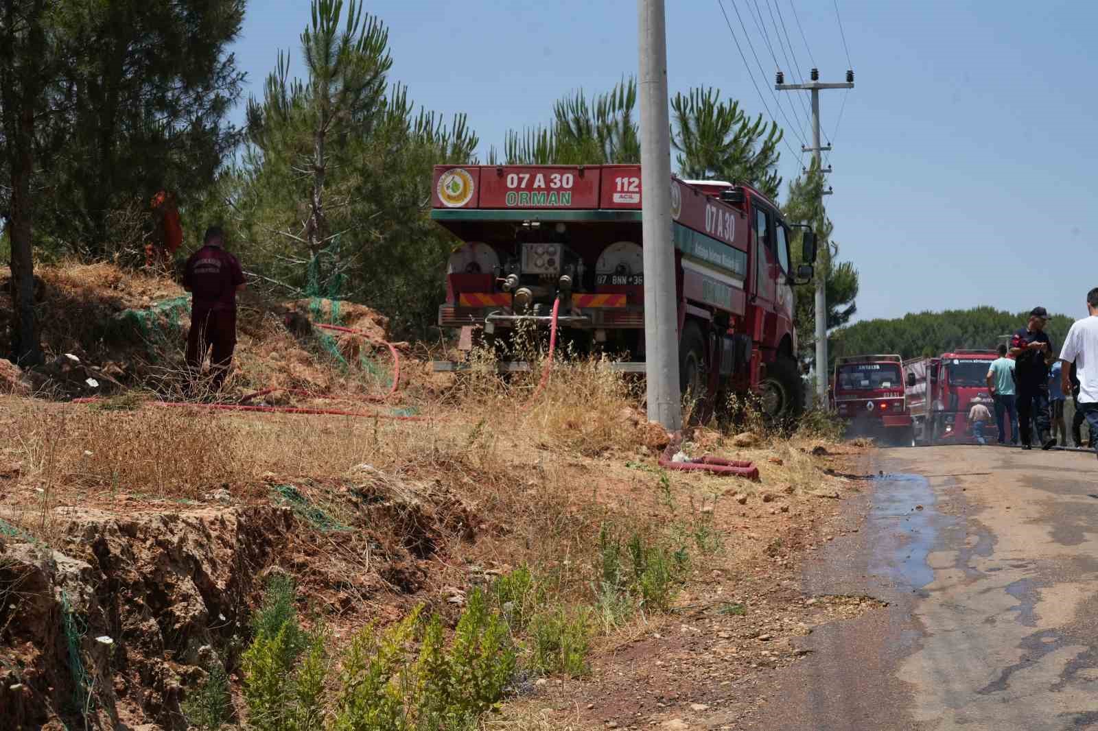 Antalya’da çıkan orman yangını ekipler ve vatandaş işbirliğiyle söndürüldü