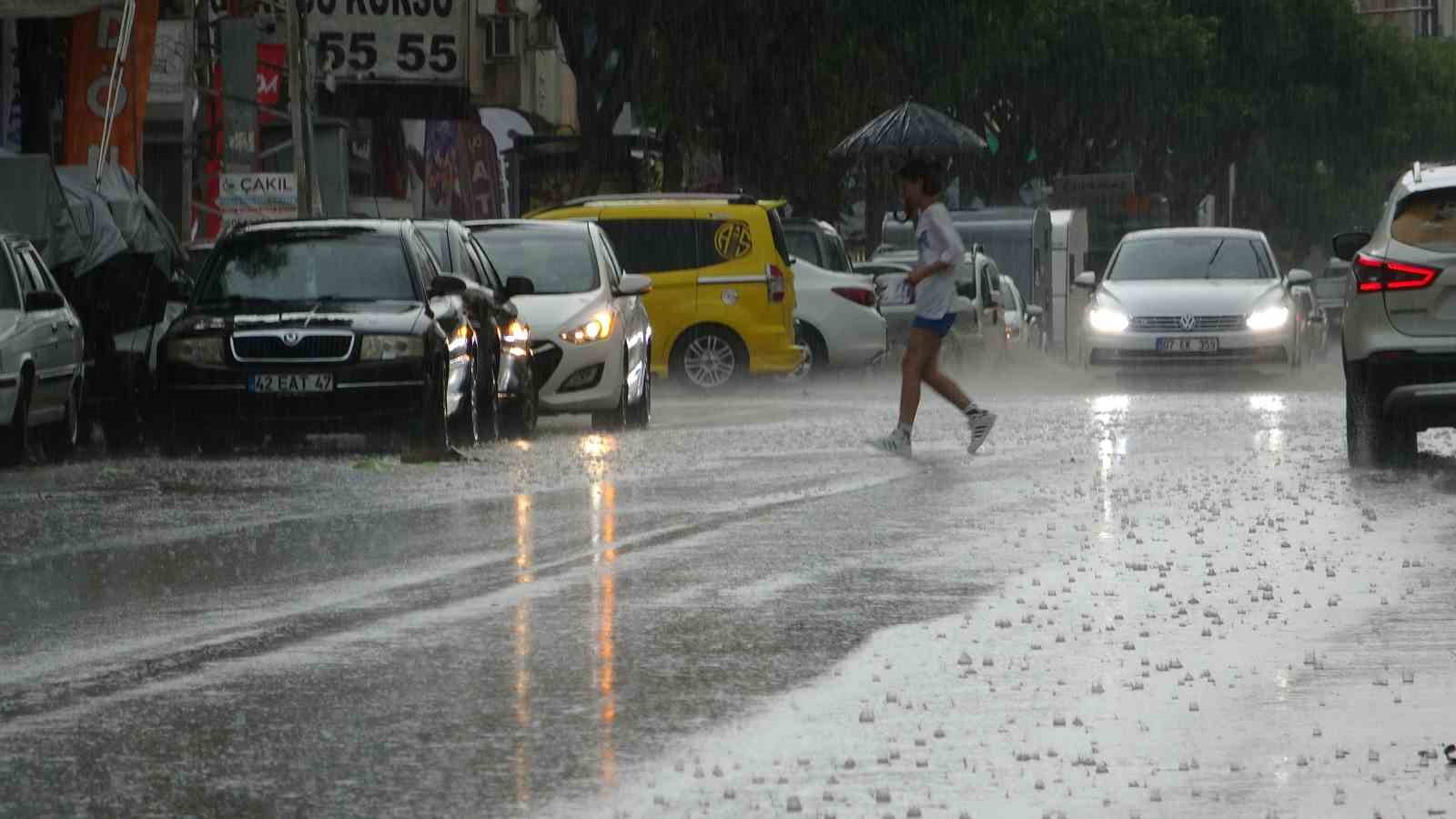 Antalya’da hava sıcaklığı 15 dakikada 16 derece birden düştü, kum fırtınası çıktı, ağaçlar devrildi