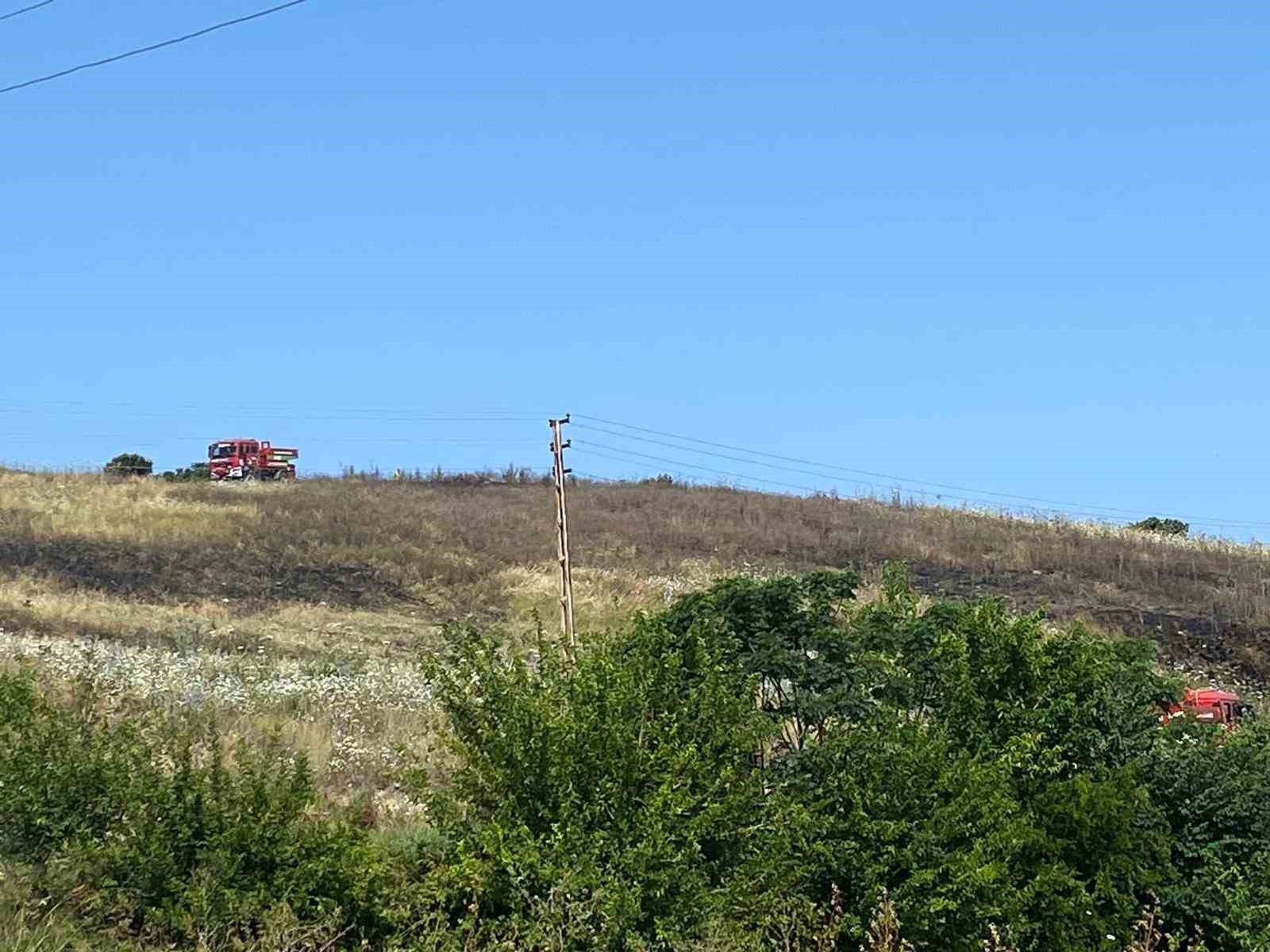 HATAY'IN ARSUZ İLÇESİNDE ORMANLIK ALANA YAKIN BÖLÜMDE OT VE ÇALI