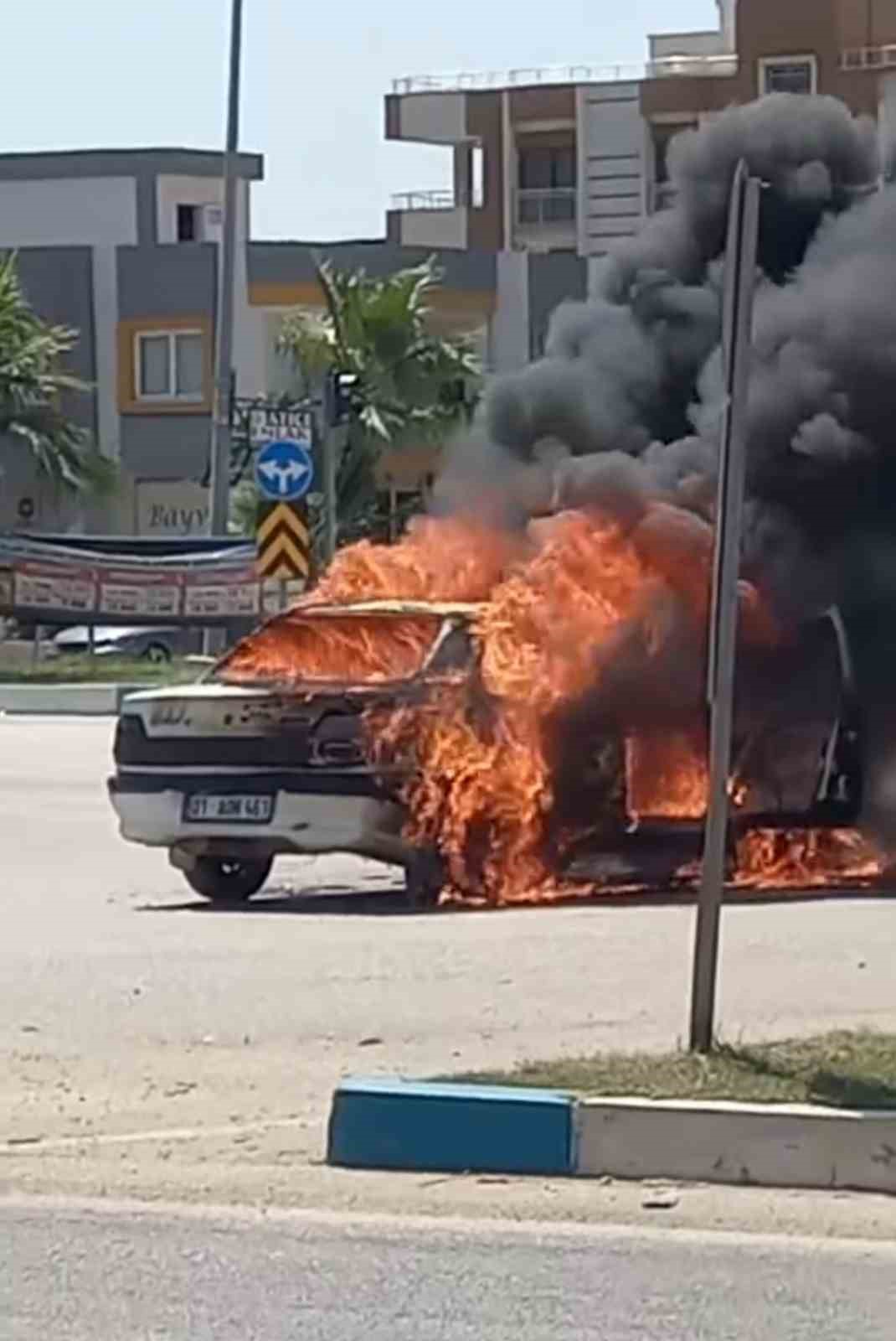 Aşırı sıcaklar nedeniyle otomobili yandı