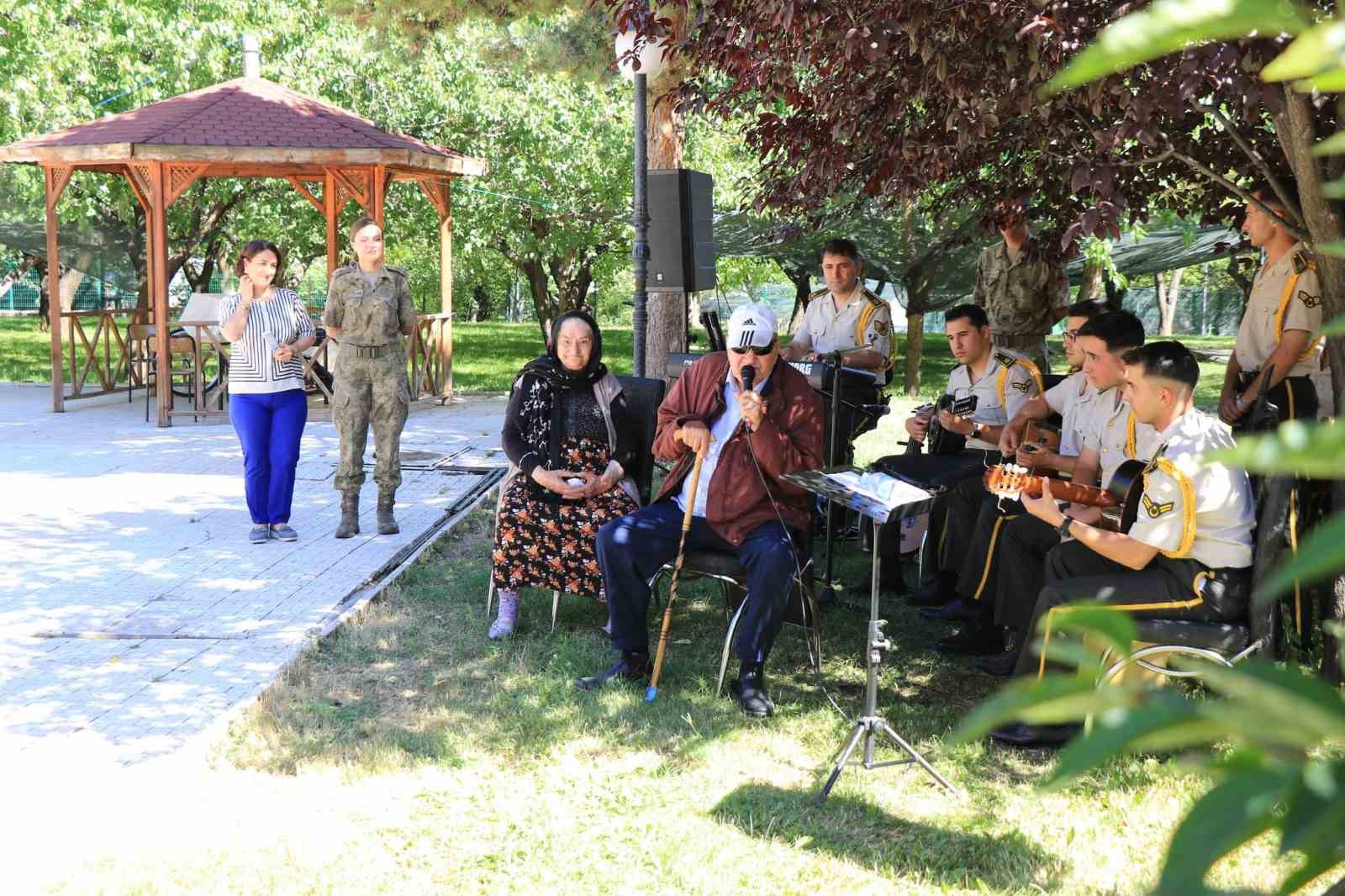 Askeri bando takımı, huzurevi sakinleri için çaldı