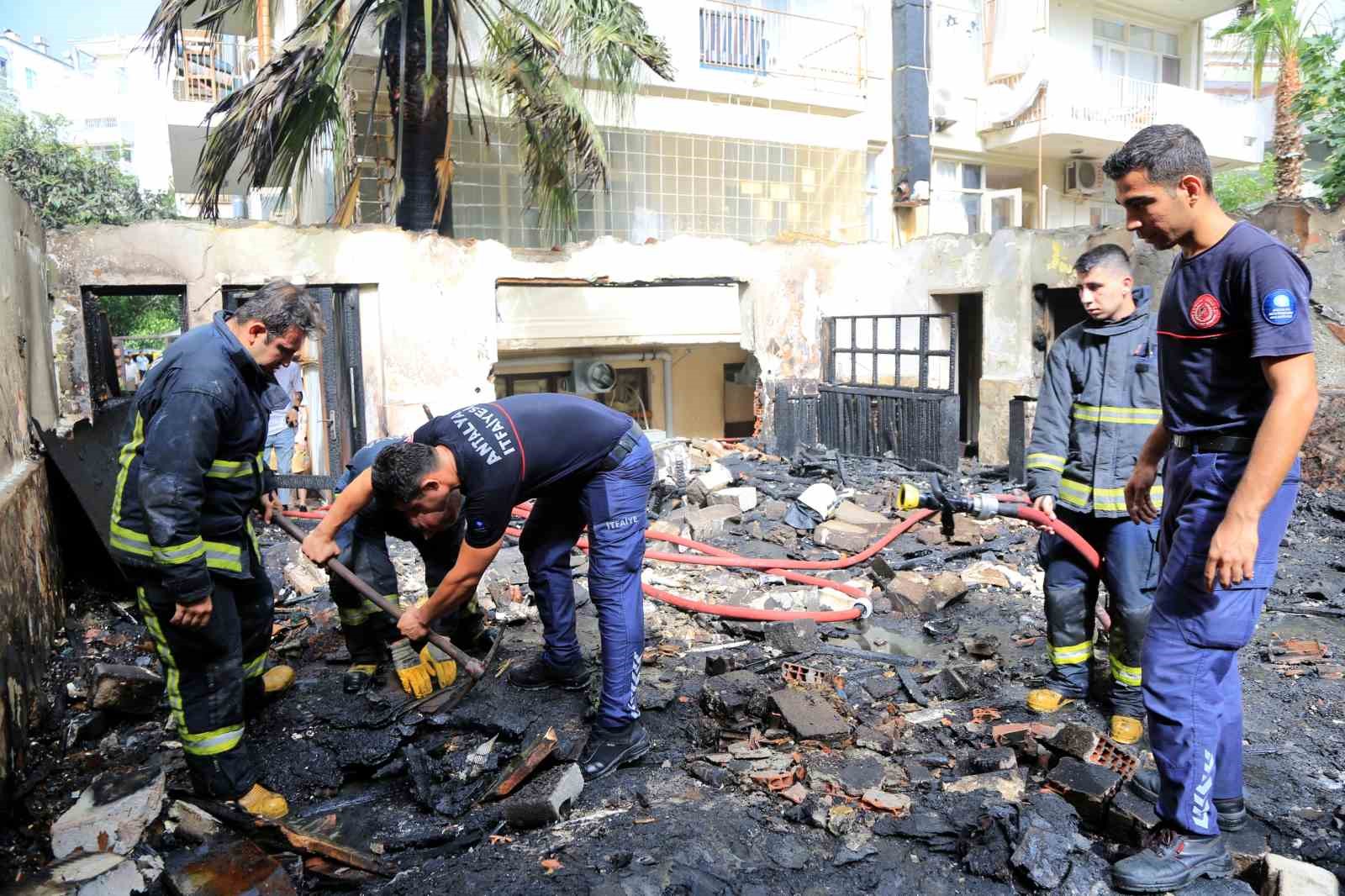 Atıl malzemeler alev aldı, apartman sakinleri ve esnaf büyük korku yaşadı