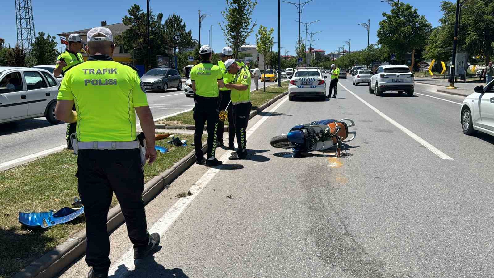 Aydınlatma direğine çarpan motosiklet sürücüsü hayatını kaybetti