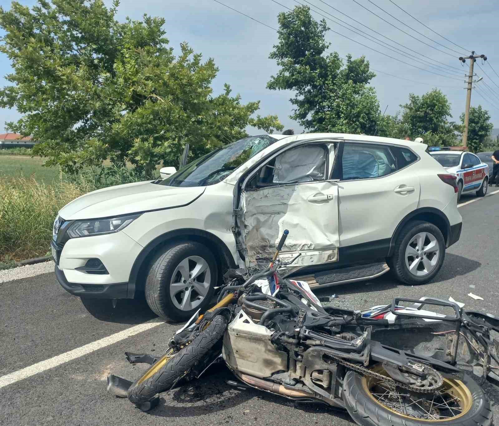 Ayvalık’ta motosiklet ile otomobil çarpıştı: 1 ölü, 1 yaralı