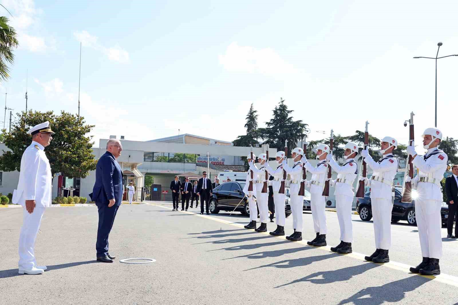 MİLLİ SAVUNMA BAKANI YAŞAR GÜLER, İSTANBUL TERSANESİ KOMUTANLIĞINDA İNCELEME VE