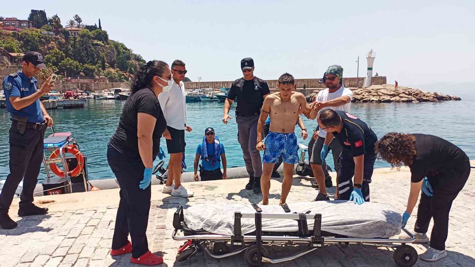 Balık tutarken kayalıklardan düşen genci deniz polisi kurtardı