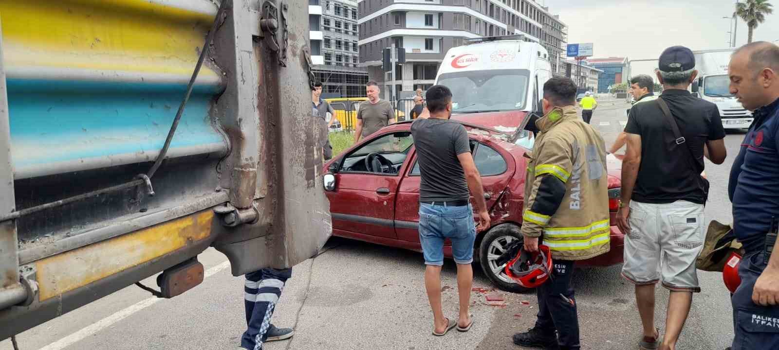 Bandırma’da feci kaza: Dorse ile otomobilin arasına sıkıştı