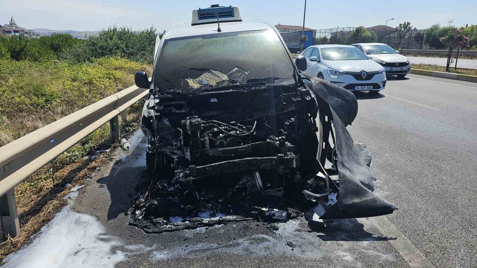 Bandırma’da seyir halindeki araç alev aldı