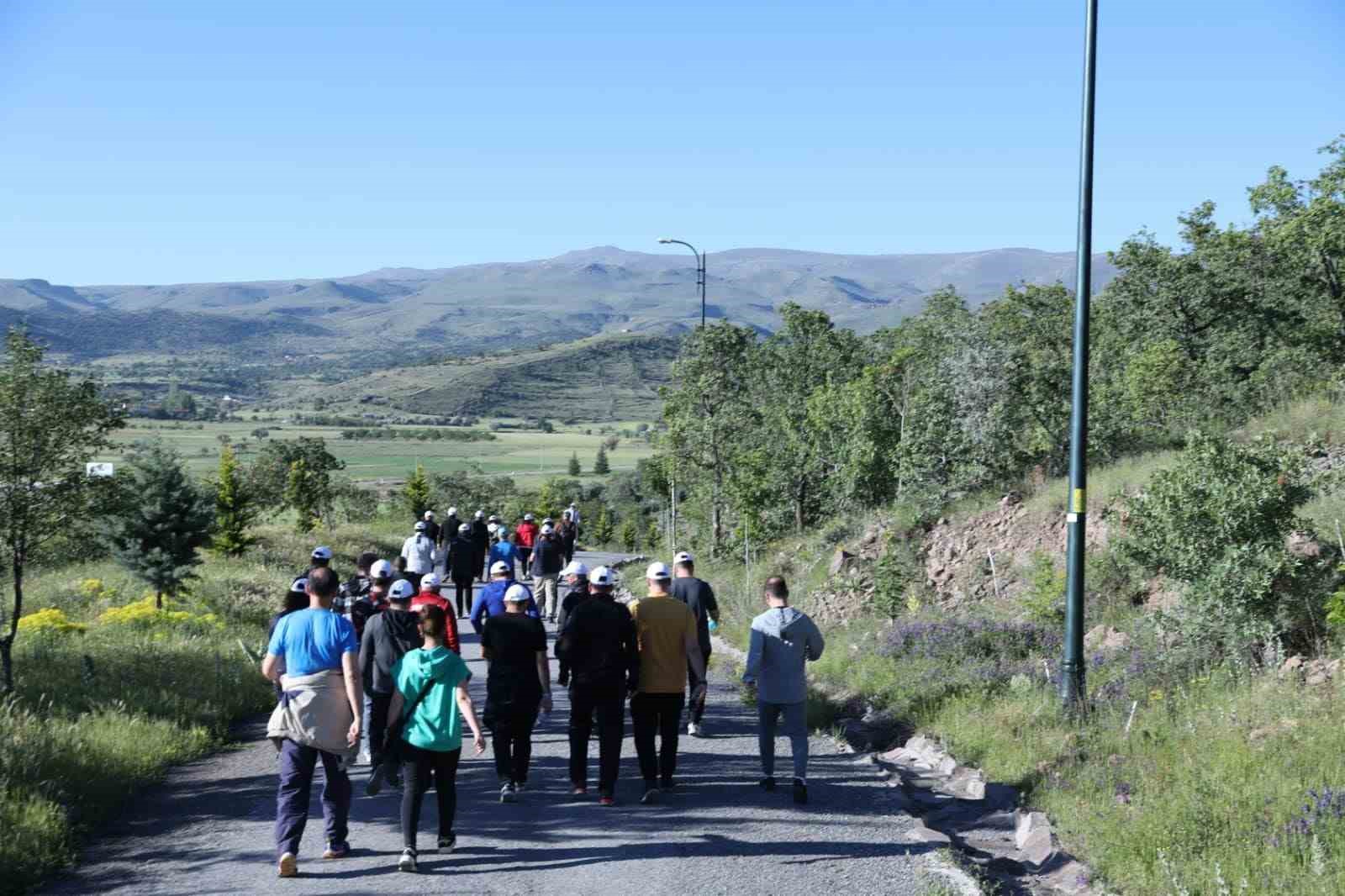 Başkan Büyükkılıç, Kayseri Kariyer Merkezi’nin düzenlediği doğa yürüyüşüne katıldı