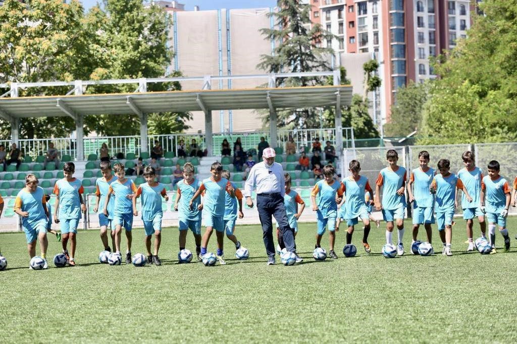 Başkan Çolakbayrakdar: “Gençler için ne yapsak azdır”