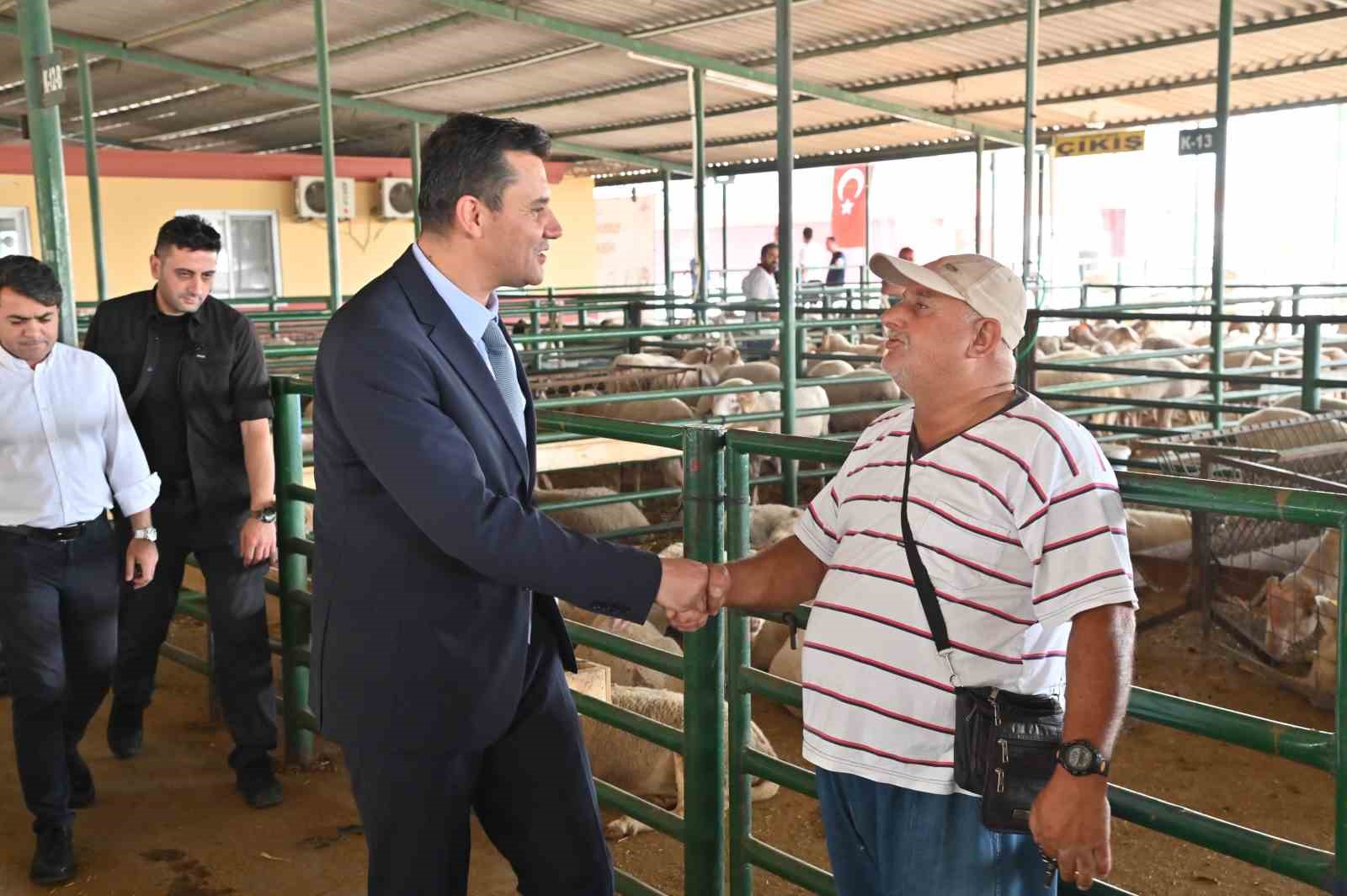 Başkan Zeyrek kurban pazarlığına aracı oldu