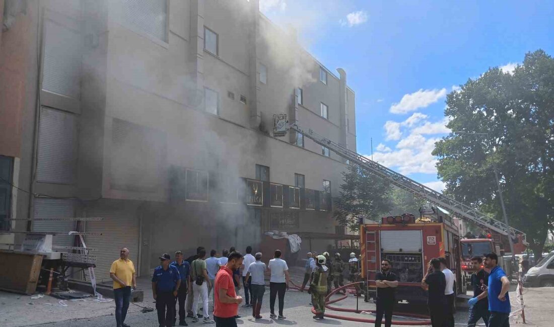 ANKARA'DA BİR MOBİYA ATÖLYESİNDE ÇIKAN YANGIN İTFAİYE EKİPLERİNİN MÜDAHALESİYLE KONTROL