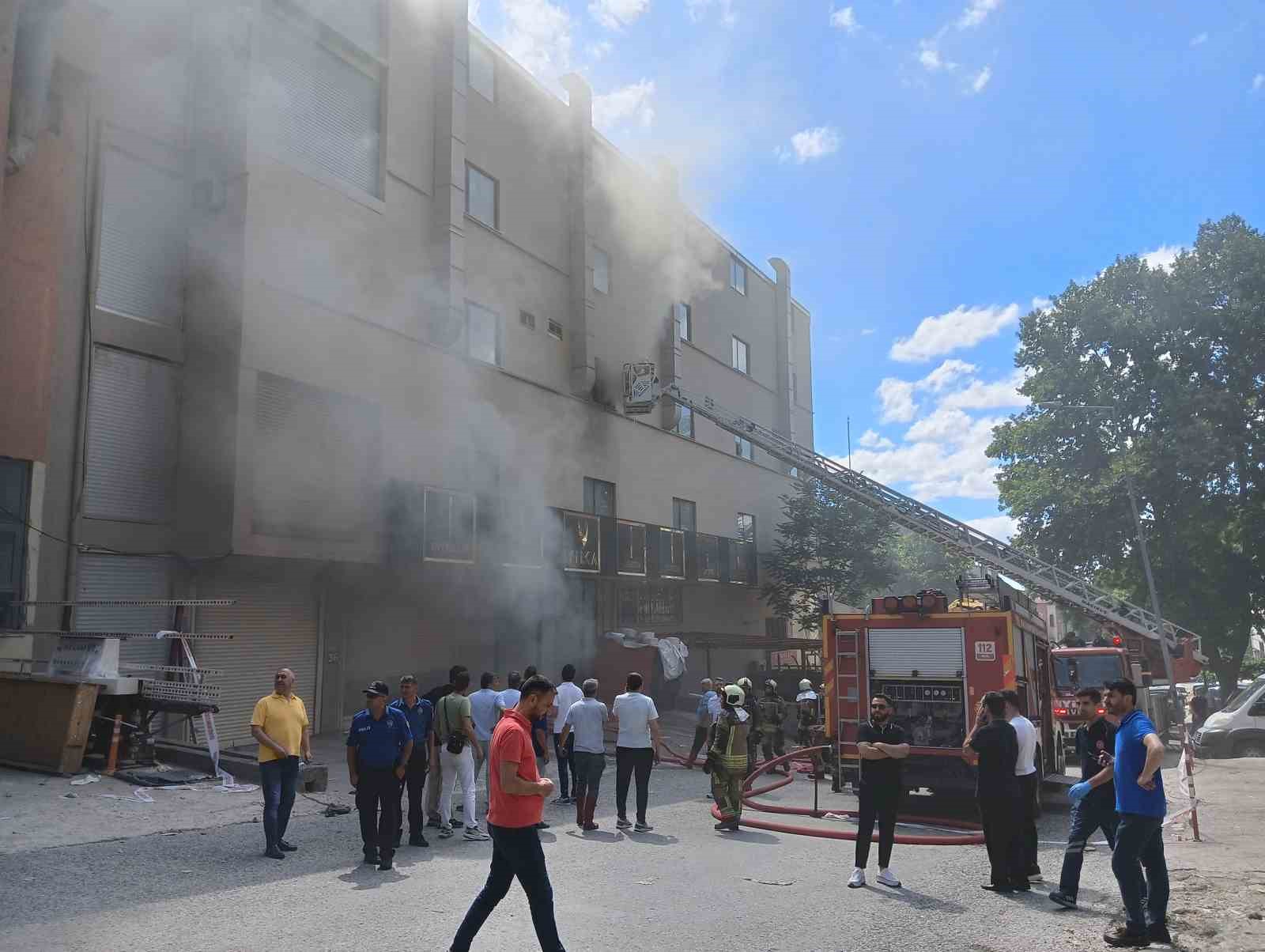 ANKARA'DA BİR MOBİYA ATÖLYESİNDE ÇIKAN YANGIN İTFAİYE EKİPLERİNİN MÜDAHALESİYLE KONTROL