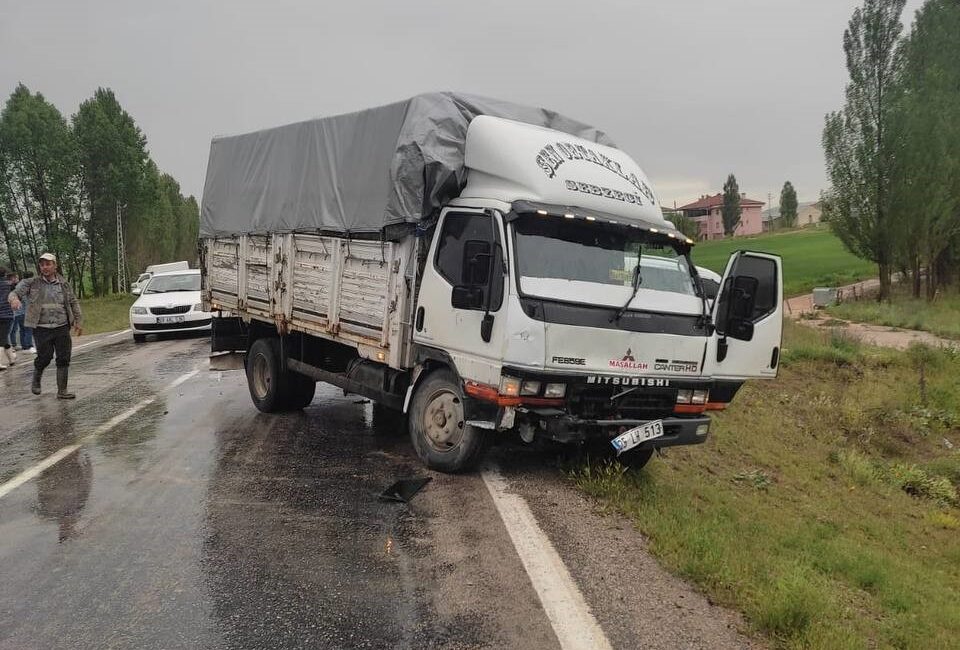 BAYBURT'TA KAMYONLA MİNİBÜS ÇARPIŞTI: