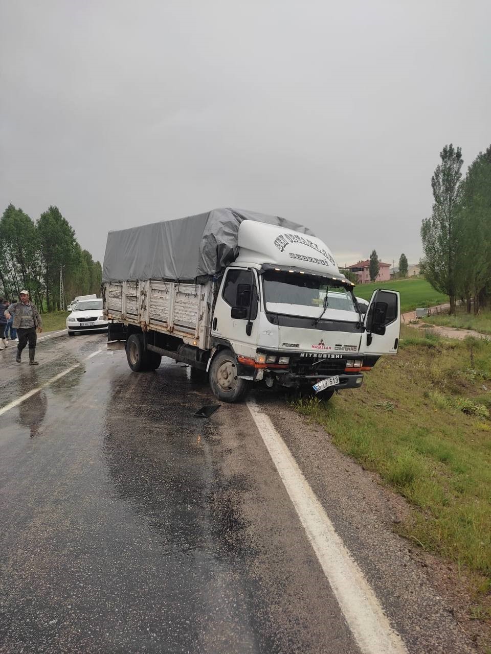 Bayburt’ta kamyonla minibüs çarpıştı: 2 yaralı