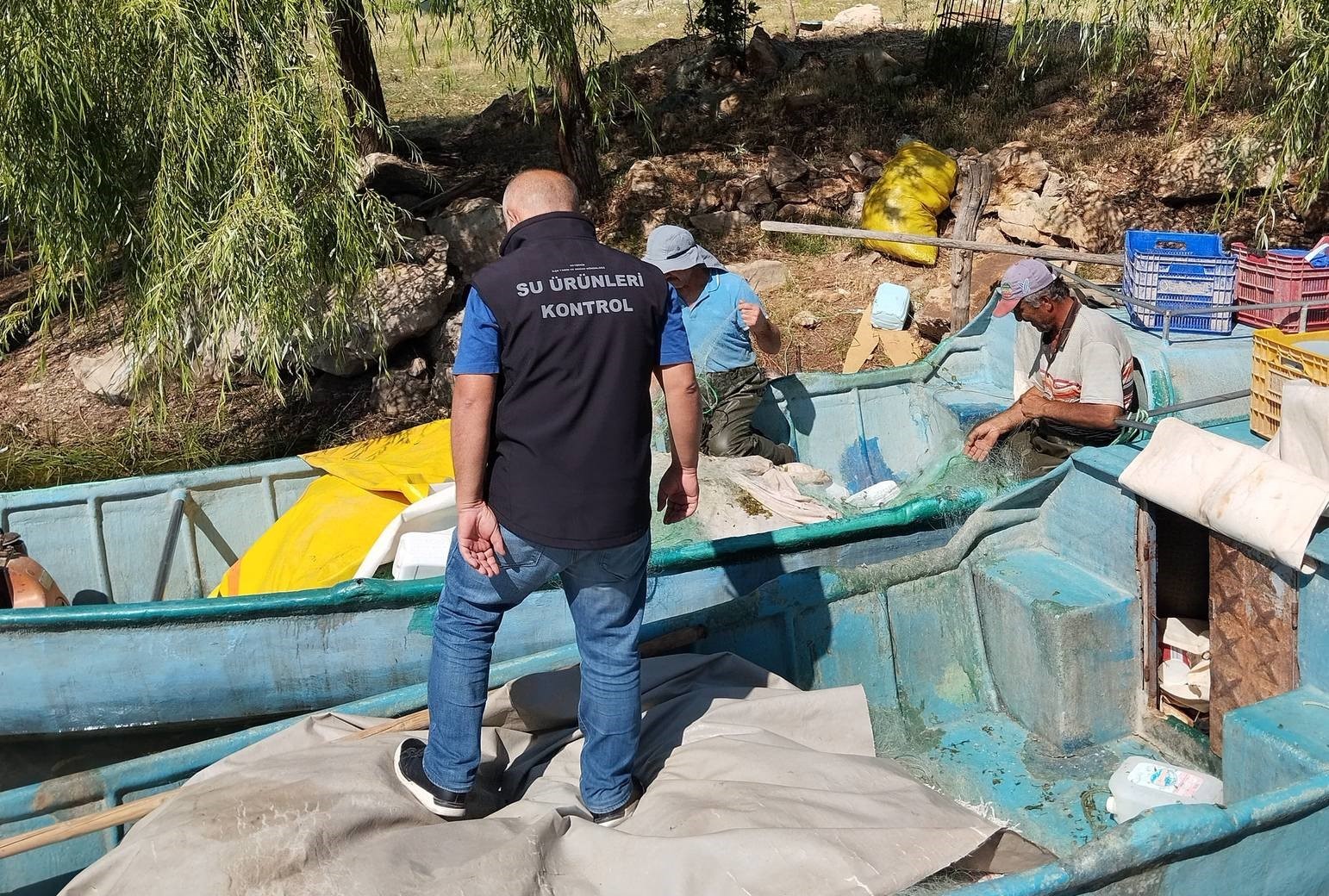 Beyşehir Gölü’nde balıkçı tekneleri ve balık işleme fabrikaları denetlendi