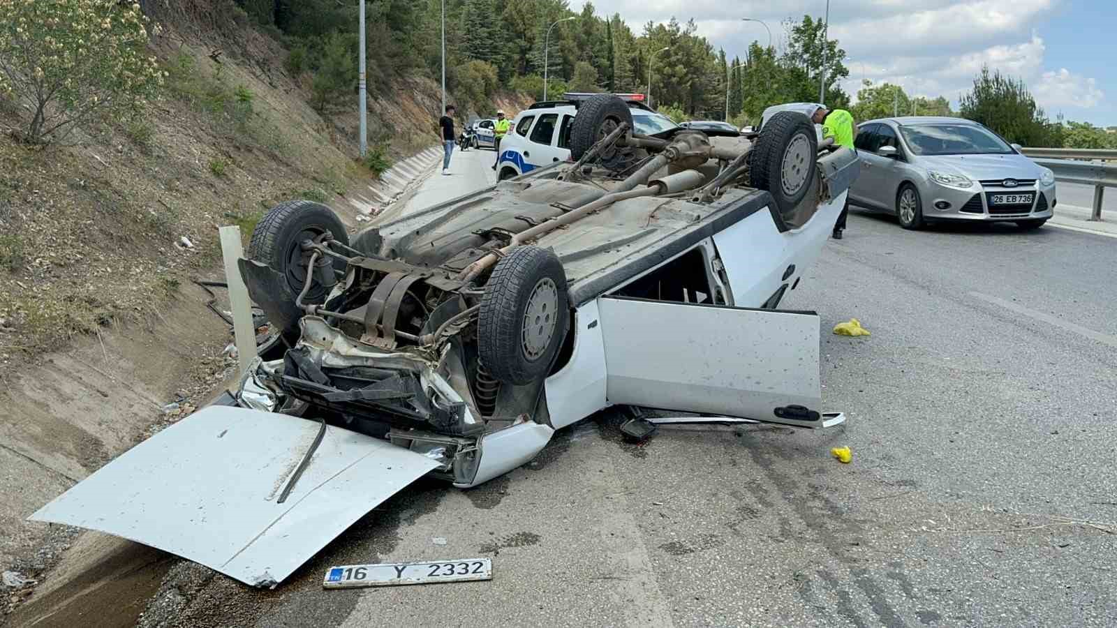 Bilecik’te sürücüsünün direksiyon hakimiyetini kaybettiği araç takla attı: 2 yaralı