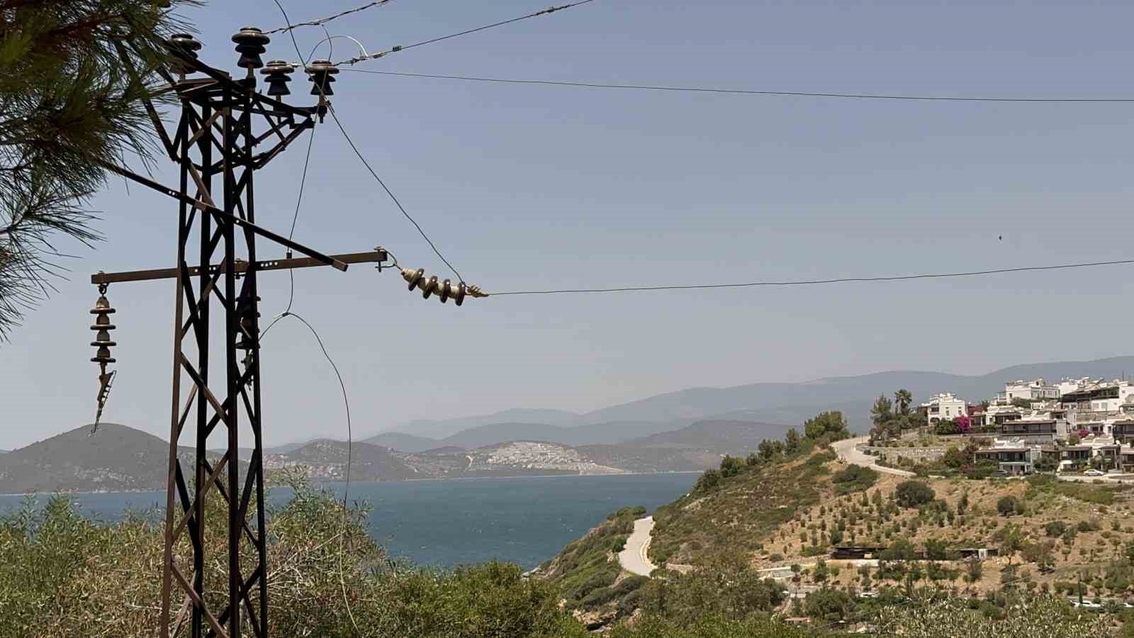 Bodrum Adabük’ünde trafo patladı, alevler lüks sitelere ulaşmadan önlendi