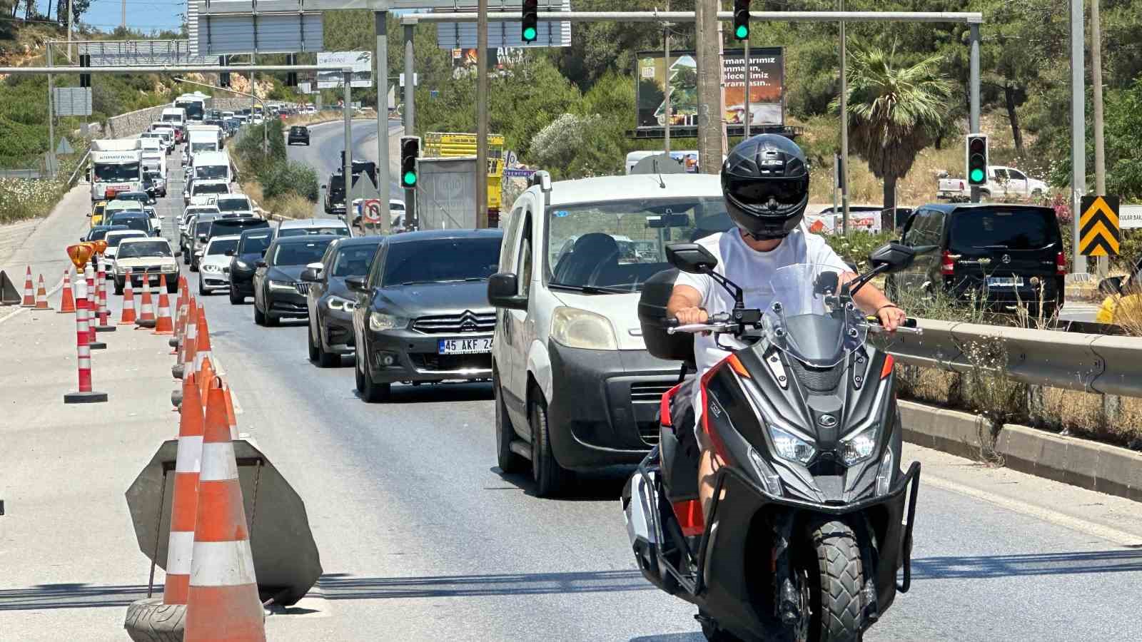 Bodrum’da kırmızı alarm, güvenlik seviyesi en üst düzeye çıkarıldı, kilometrelerce araç kuyrukları oluştu