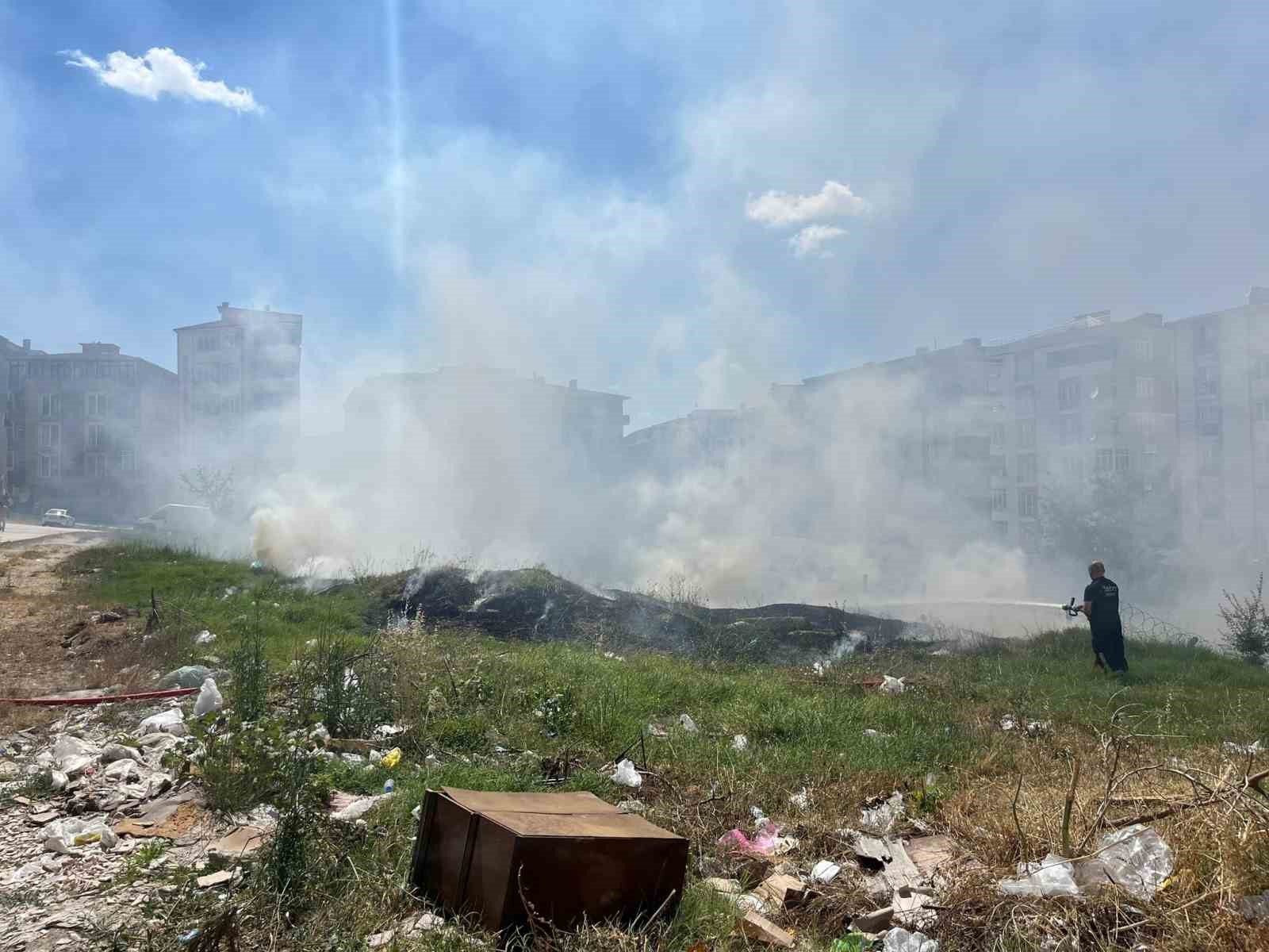 Boş arazide yangın çıktı