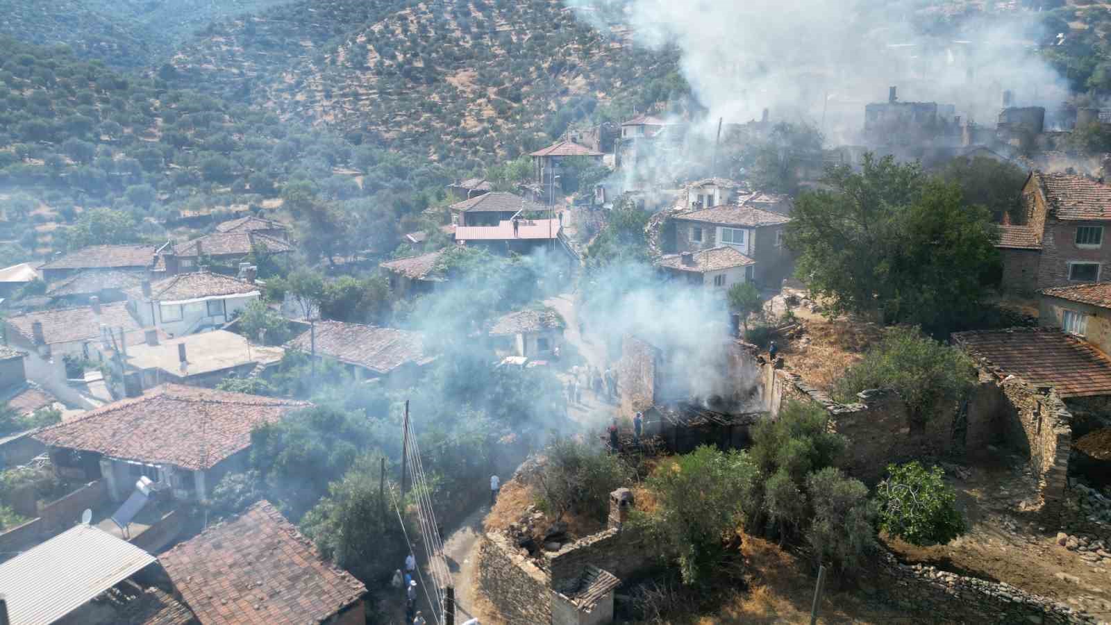 Bozdoğan’da 11’i metruk 13 ev yanarak küle döndü