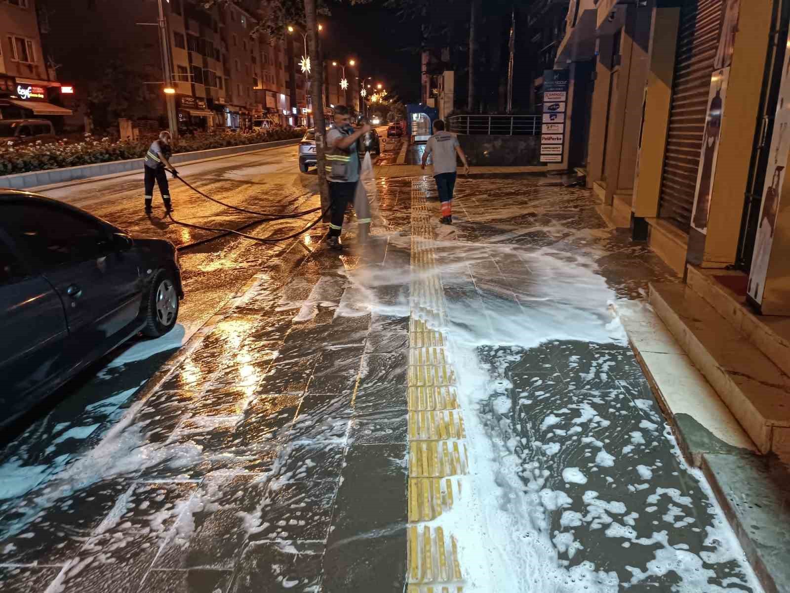 Bozüyük’te ana cadde kaldırımları köpüklü yıkama ile temizleniyor