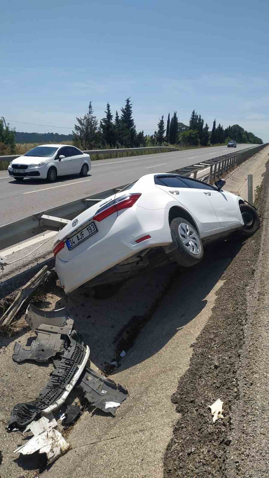 Bursa-Balıkesir karayolunda otomobil refüje çarptı: 2 yaralı