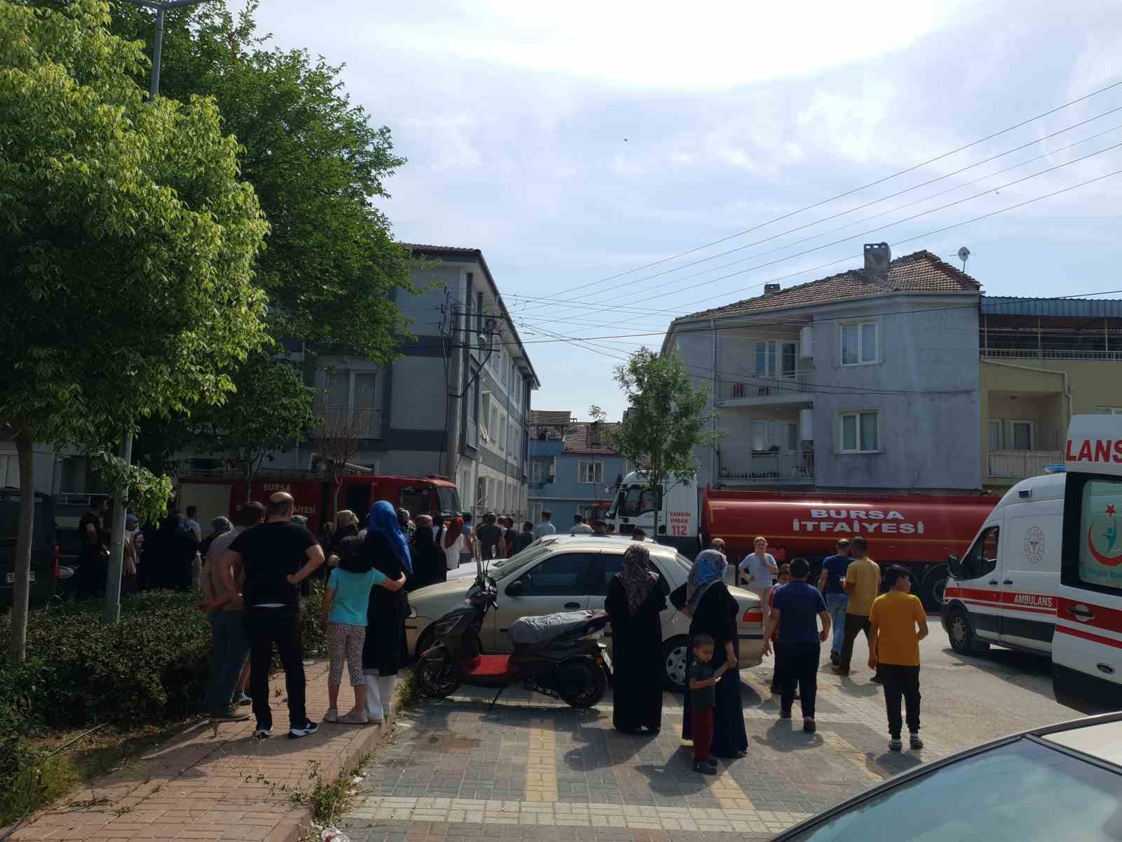 İnegöl’de bina yangınında 3 kişi dumandan etkilendi