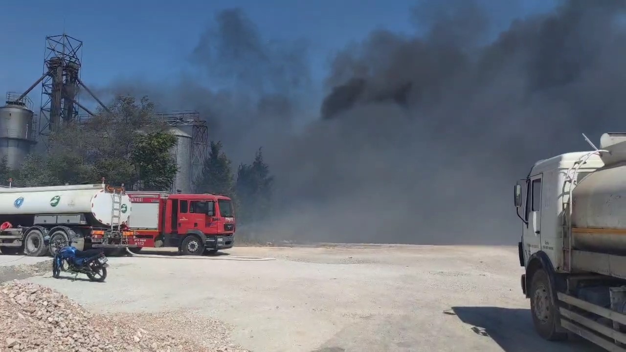 Bursa’da geri dönüşüm deposunda büyük yangın