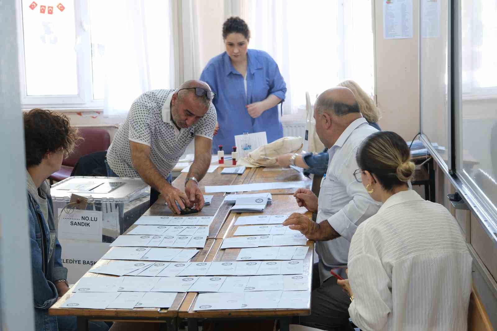 Büyükkarıştıran beldesinde seçmenler 2 ay sonra belediye başkanı seçimi için yeniden sandık başına gitti