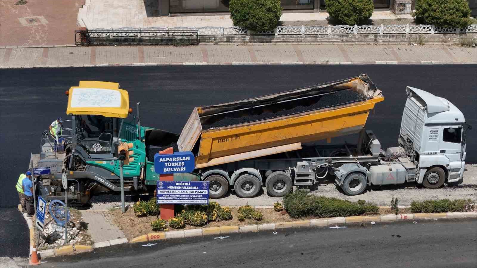 Büyükşehir Nazilli’de yolları yeniliyor