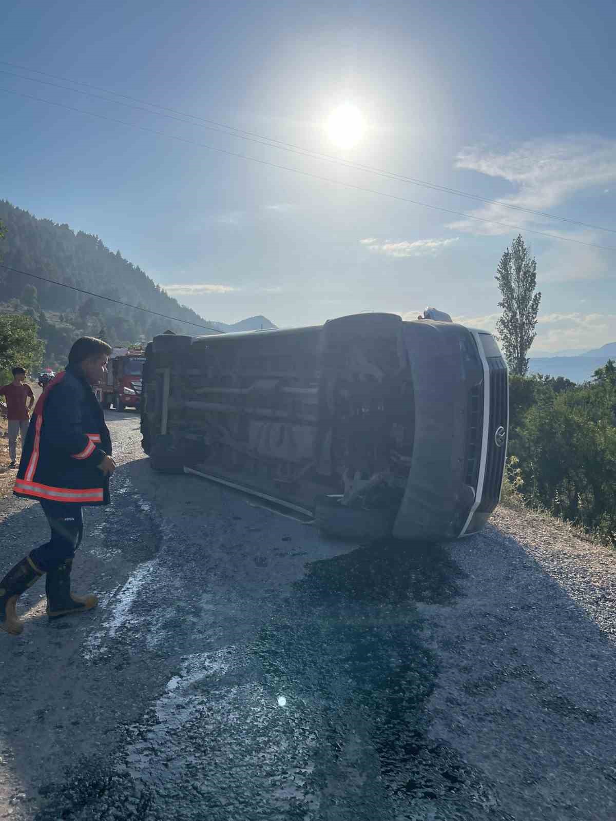 Çamlıyayla’da devrilen minibüste 11 kişi yaralandı