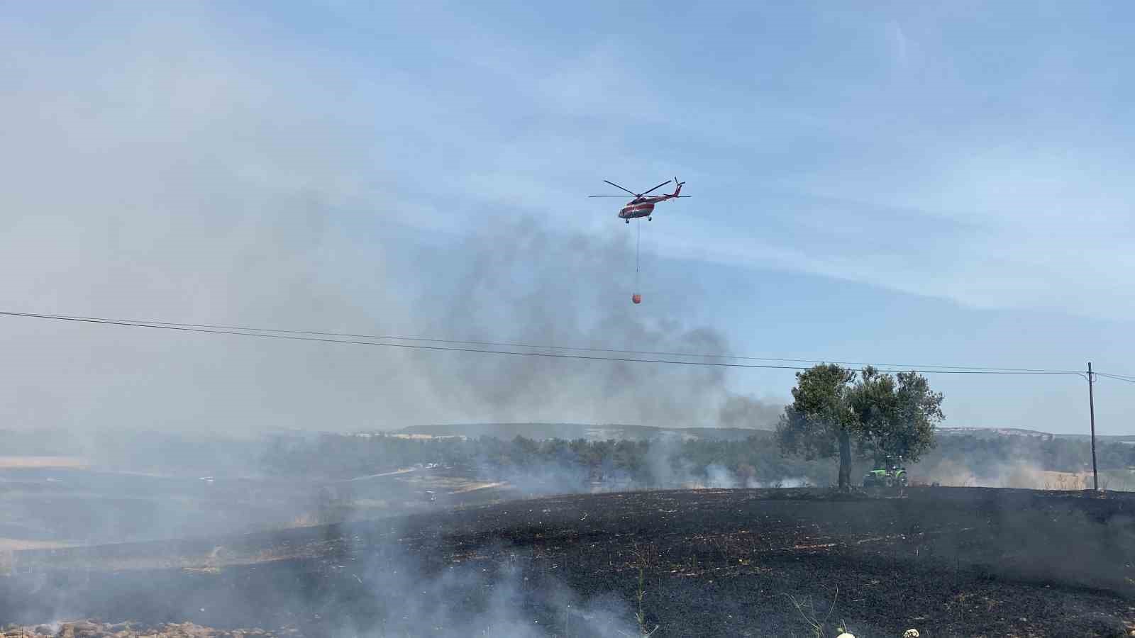 Çanakkale’de tarım alanında başlayan yangın devam ediyor