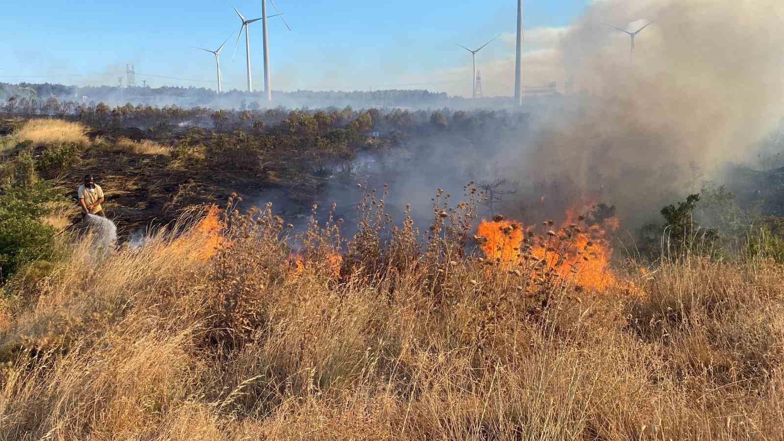 Çanakkale’de tarım arazisinde çıkan yangın ormanlık alana sıçradı