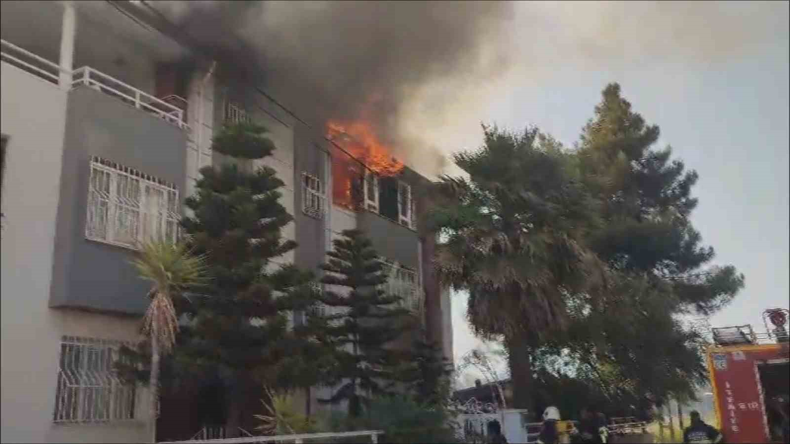 HATAY’IN DEFNE İLÇESİNDE BİR EVDE ÇIKAN YANGINI, İTFAİYE EKİPLERİ SÖNDÜRDÜ.